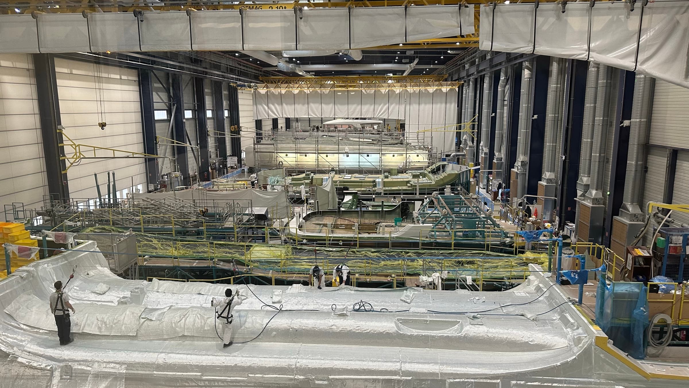 Intérieur du chantier Lagoon à Bordeaux : coques de catamaran en production