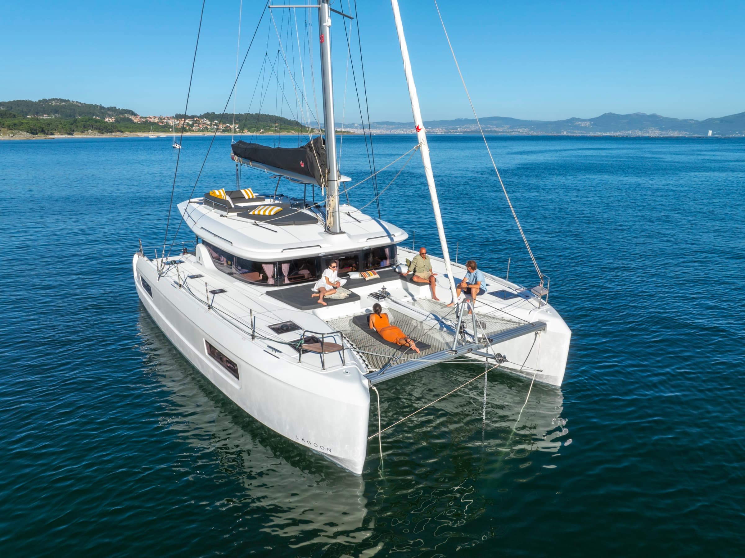 Catamarán Lagoon 43 navegando en el Mediterráneo
