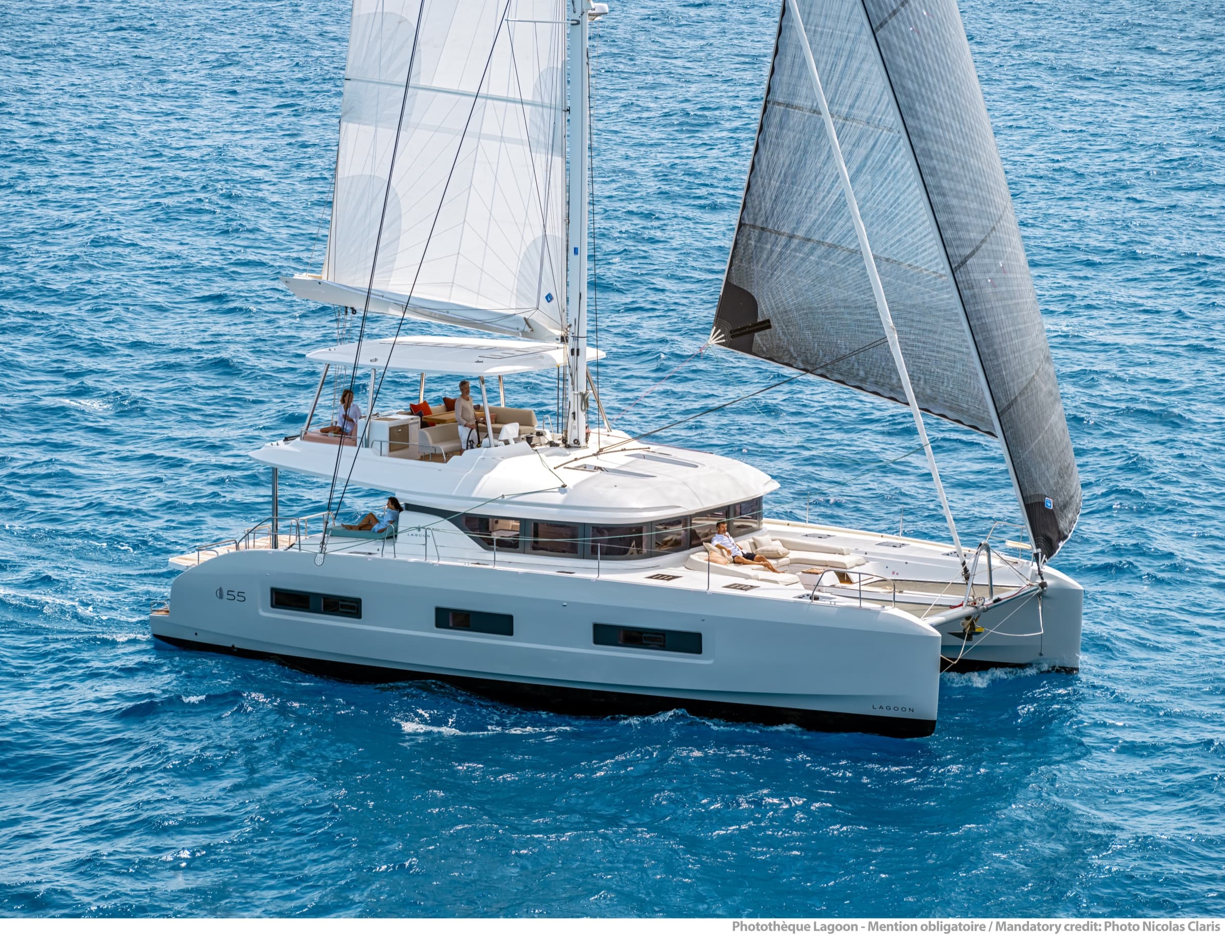 Catamaran Lagoon naviguant dans des eaux turquoise