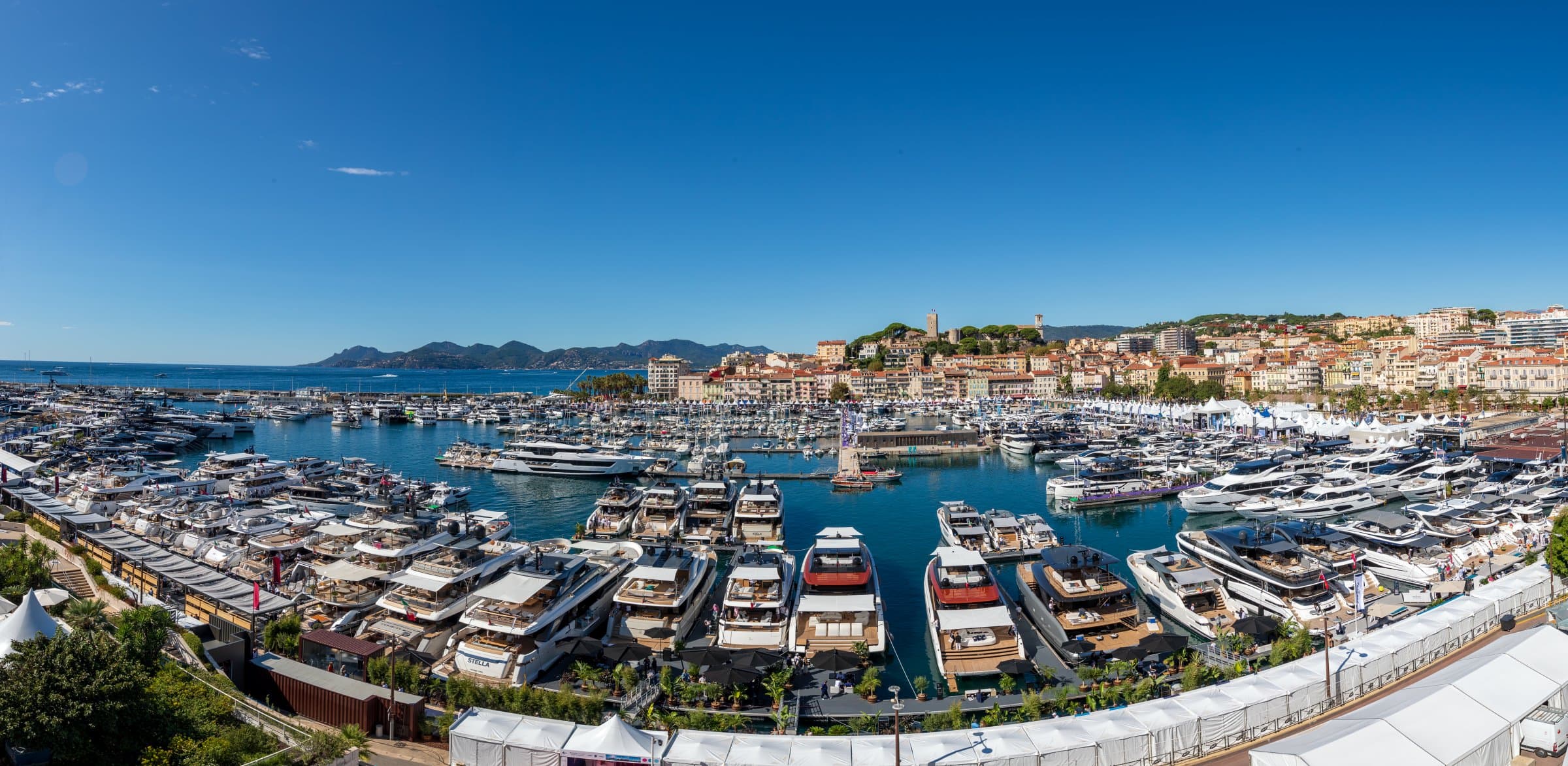 Vue panoramique du Vieux Port de Cannes pendant le Yachting Festival