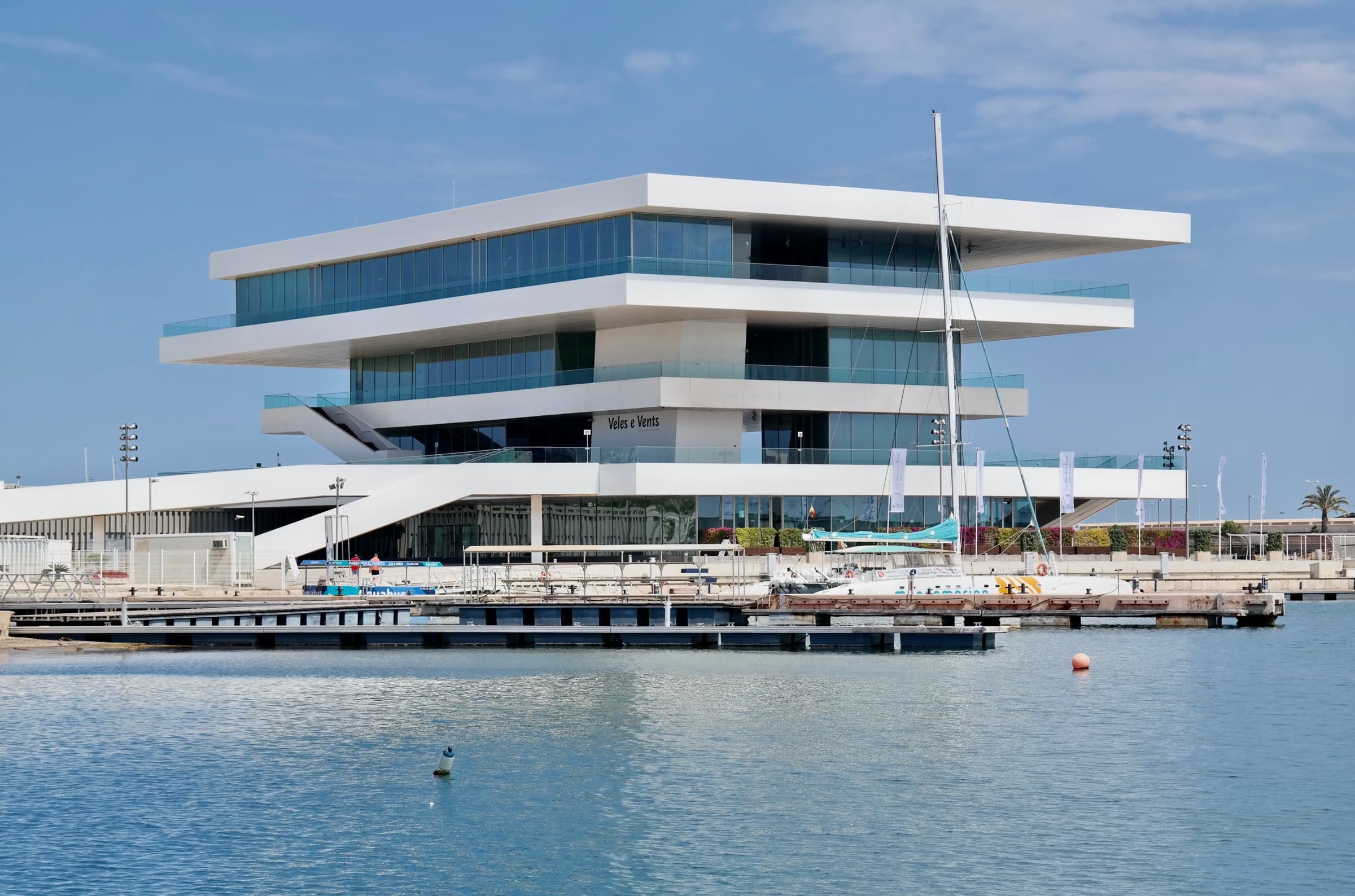 Le bâtiment Veles e Vents au-dessus de la darse de la Marina de València, ponton au premier plan