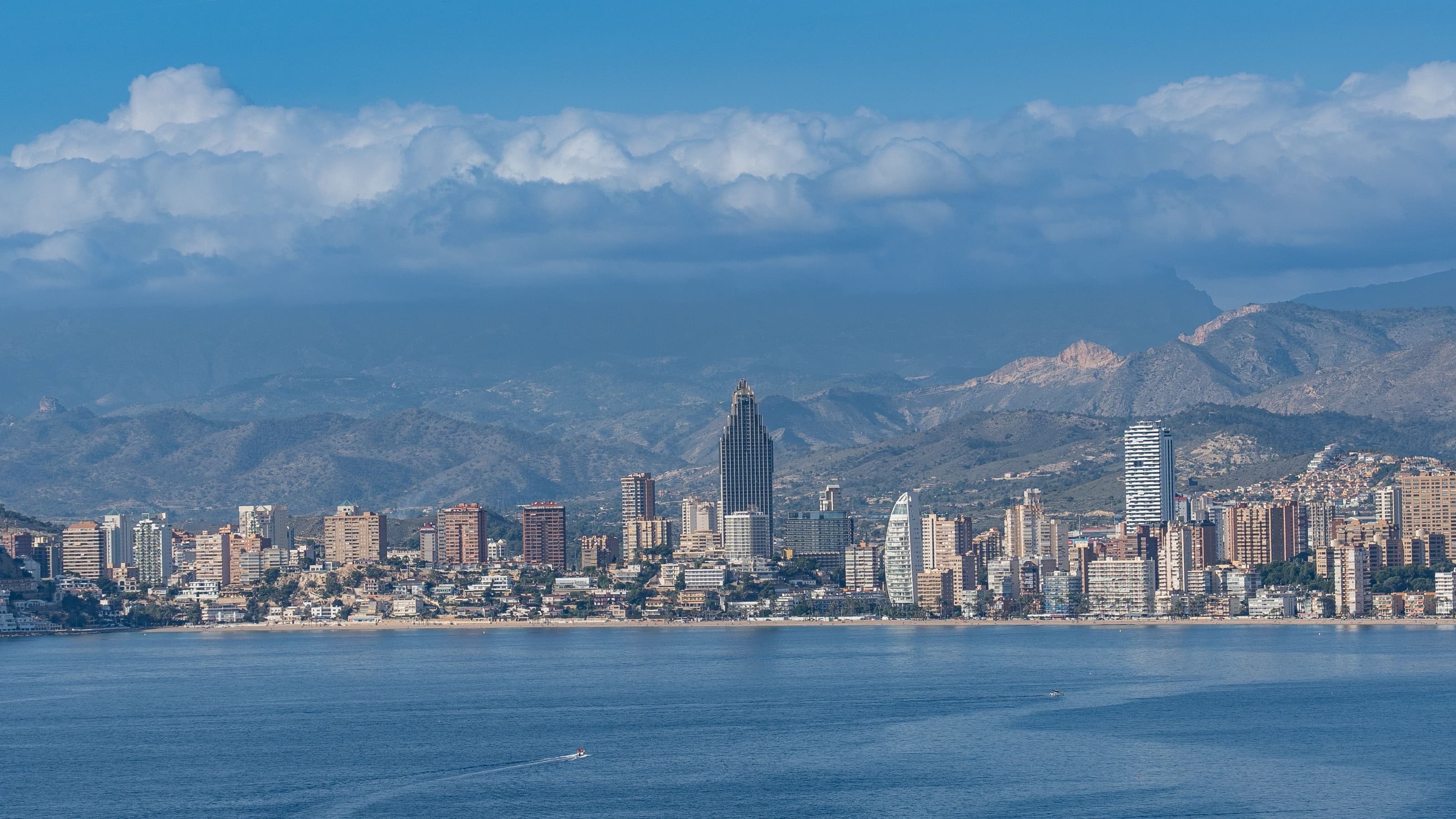 La skyline de Benidorm vue depuis la mer, avec le Puig Campana et les sierras en arrière-plan