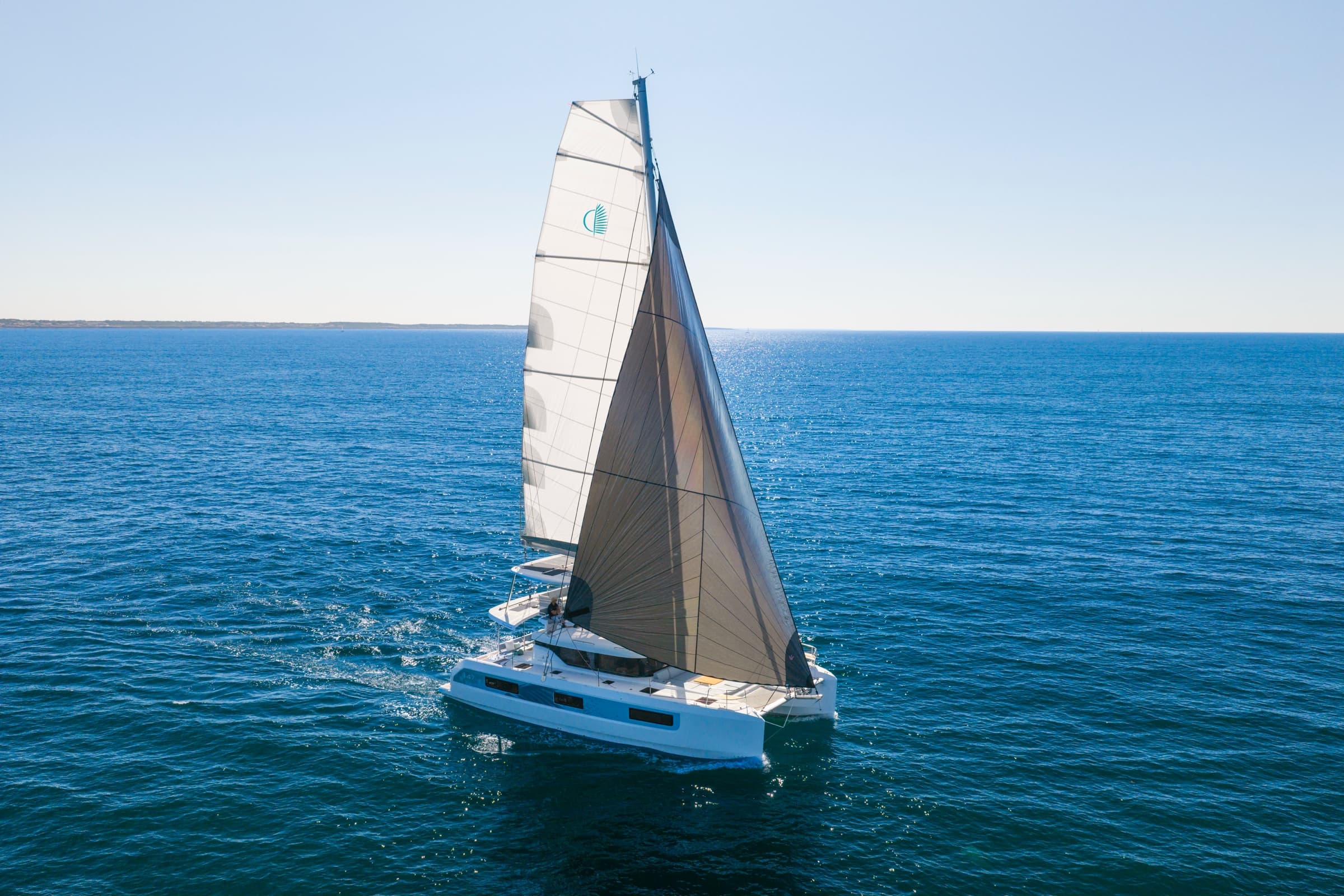 Lagoon 47 sous voiles en pleine mer, vue aérienne