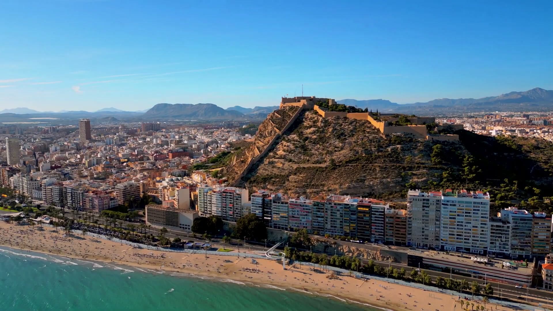 Vue aérienne d'Alicante avec le château de Santa Bárbara et la plage du Postiguet, image de la vidéo officielle de The Ocean Race